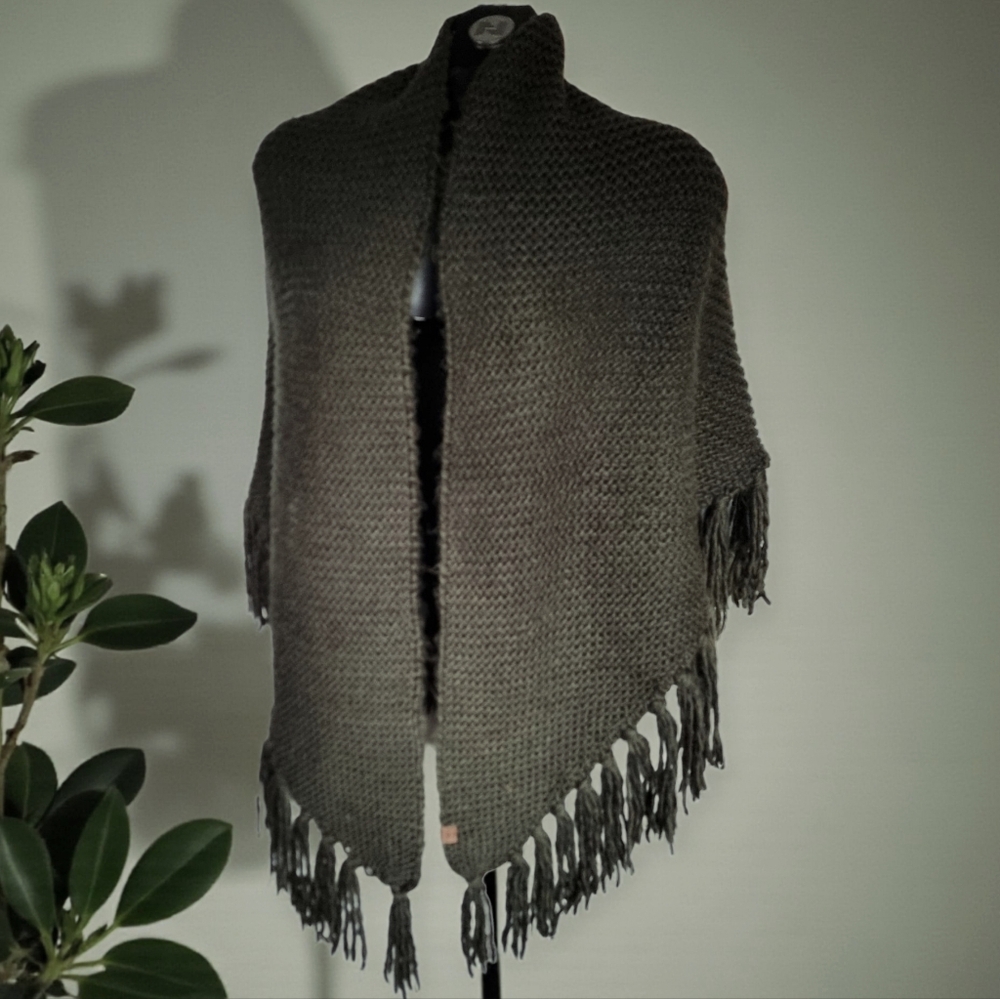 Roots Hunter Green Cozy Fringed Chunky Knit Triangle Shawl Open Front Cape